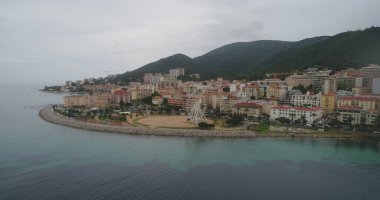 Güzel bir kıyı şeridi manzarası var. 