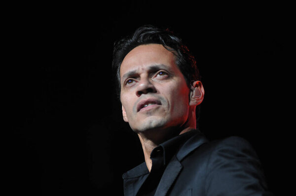 Латиноамериканский певец Марк Энтони выступает в Amway Center в Орландо, Флорида, 5 октября 2014 года. 