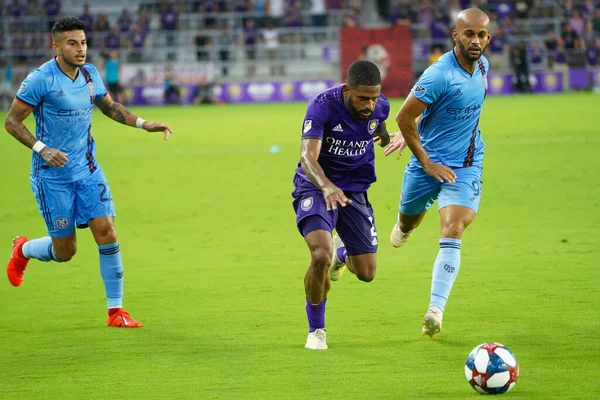 Orlando City 'den Ruan (2), 10 Temmuz Çarşamba günü Floria' nın Orlando kentindeki Exploria Stadyumu 'nda oynanan ABD Açık Kupası' nda NYC FC defans oyuncularını geçiyor.,  