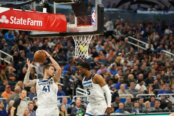 Orlando Magic 28 Şubat 2020 tarihinde Orlando Florida 'da Amway Center' da Minnesota Timberwolves 'a ev sahipliği yapar..  