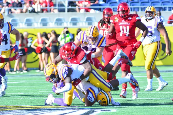 Lsu Enfrenta Louisville Durante 71St Citrus Bowl Camping World Stadium — Fotografia de Stock