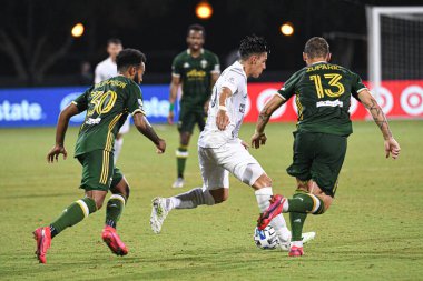 LA Galaxy forvet Pavon, Cristian # 10 14 Temmuz 2020 tarihinde Orlando Florida ABD 'deki ESPN Wild World of Sports' ta oynanan MLS Back Tournament sırasında Portland Timbers defansı ile karşı karşıya geldi..  