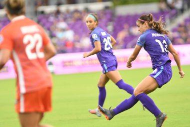 Orlando Pride, 22 Nisan 2018 'de Florida, Orlando' daki Exploria Stadyumu 'nda Houston Dash' e ev sahipliği yaptı..  