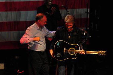 Şarkıcı Jon Bon Jovi, 5 Kasım 2016 'da St. Petersburg Florida' da Devlet Street Theater in Support of HIllary Clinton 'ın Başkan İhalesi' nde sahne alıyor.