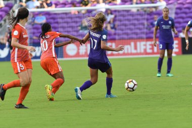 Orlando Pride, 22 Nisan 2018 'de Florida, Orlando' daki Exploria Stadyumu 'nda Houston Dash' e ev sahipliği yaptı..  
