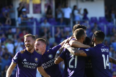 Orlando Magic oyuncusu Fournier, 25 Ekim 2018 tarihinde Orlando Florida 'daki Amway Center' da spor ceketlilere karşı gol atmaya çalıştı..  