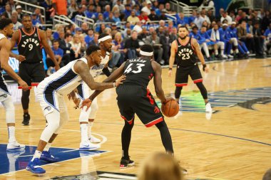 Orlando Magic 21 Nisan 2019 tarihinde Orlando Florida 'daki Amway Arena' da düzenlenen NBA Playoff 1 'de Toronto Rapçileri' ne ev sahipliği yapıyor..