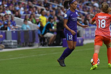 Orlando Pride, 22 Nisan 2018 'de Florida, Orlando' daki Exploria Stadyumu 'nda Houston Dash' e ev sahipliği yaptı.. 