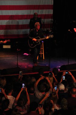 Şarkıcı Jon Bon Jovi, 5 Kasım 2016 'da St. Petersburg Florida' da Devlet Street Theater in Support of HIllary Clinton 'ın Başkan İhalesi' nde sahne alıyor.