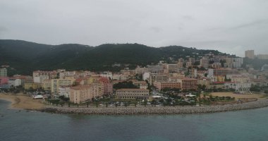 Güzel bir kıyı şeridi manzarası var. 