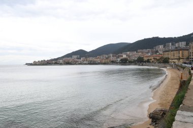 Bir kasaba ve sahil manzaralı güzel bir sahil manzarası.