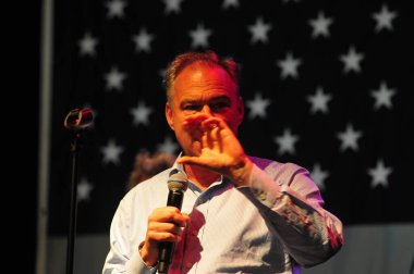 Şarkıcı Jon Bon Jovi, 5 Kasım 2016 'da St. Petersburg Florida' da Devlet Street Theater in Support of HIllary Clinton 'ın Başkan İhalesi' nde sahne alıyor.