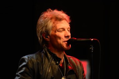 Şarkıcı Jon Bon Jovi, 5 Kasım 2016 'da St. Petersburg Florida' da Devlet Street Theater in Support of HIllary Clinton 'ın Başkan İhalesi' nde sahne alıyor.