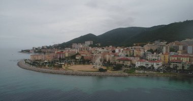 Güzel bir kıyı şeridi manzarası var. 