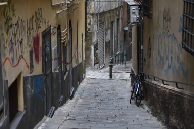 Tipik bir Avrupa sokağı. Güzel ve eski binalar.