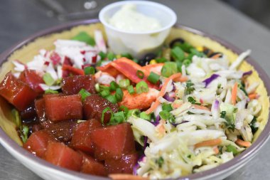 Sebze salatası, et ve mısır ile yakın çekim tabağı.