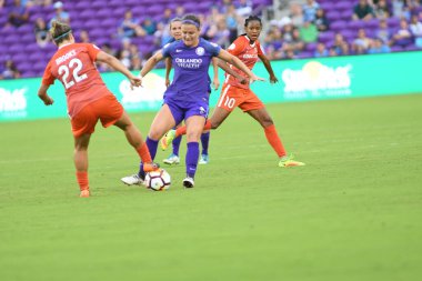 Orlando Pride, 22 Nisan 2018 'de Florida, Orlando' daki Exploria Stadyumu 'nda Houston Dash' e ev sahipliği yaptı..  
