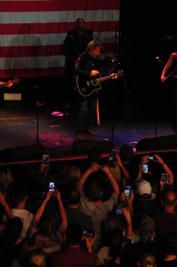 Şarkıcı Jon Bon Jovi, 5 Kasım 2016 'da St. Petersburg Florida' da Devlet Street Theater in Support of HIllary Clinton 'ın Başkan İhalesi' nde sahne alıyor.