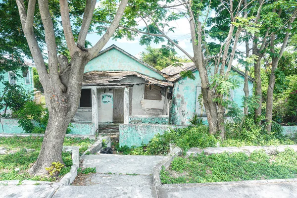 Yıllardır kullanılmayan terk edilmiş eski bir ev. 