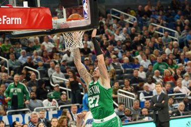 Boston Celtics oyuncusu Daniel Theis # 27, 24 Ocak 2020 tarihinde Orlando, Florida 'da Amway Center' da smaç basıyor..  