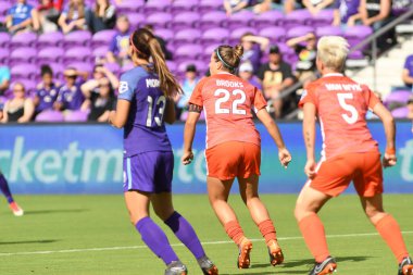 Orlando Pride, 22 Nisan 2018 'de Florida, Orlando' daki Exploria Stadyumu 'nda Houston Dash' e ev sahipliği yaptı.. 