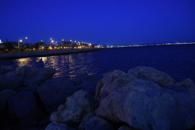 İskele ve şehir ışıklarının gece manzarası 