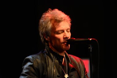 Şarkıcı Jon Bon Jovi, 5 Kasım 2016 'da St. Petersburg Florida' da Devlet Street Theater in Support of HIllary Clinton 'ın Başkan İhalesi' nde sahne alıyor.
