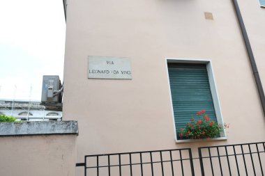 Güzel binaların cepheleriyle sokak manzarası, Güney Fransa kentsel manzarası