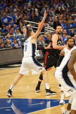 Orlando Magic 21 Nisan 2019 tarihinde Orlando Florida 'daki Amway Arena' da düzenlenen NBA Playoff 1 'de Toronto Rapçileri' ne ev sahipliği yapıyor..