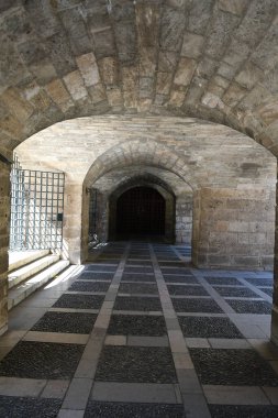 Kalenin kemerleriyle eski koridora bak.
