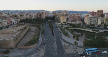 Gün batımında güzel bir şehir manzarası. 