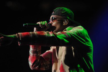 R & B Şarkıcısı Usher 12 Aralık 2014 'te Orlando Florida' daki Amway Center 'da sahne alacak..  