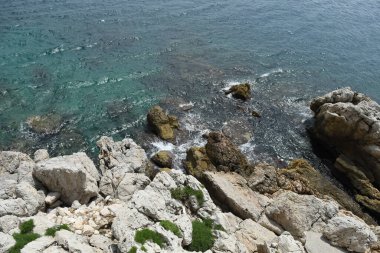 Sahildeki güzel kayalar