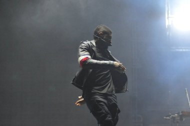 R & B Şarkıcısı Usher 12 Aralık 2015 'te Orlando Florida' daki Amway Center 'da sahne alacak..