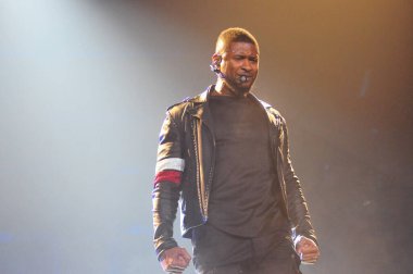 R & B Şarkıcısı Usher 12 Aralık 2014 'te Orlando Florida' daki Amway Center 'da sahne alacak..  