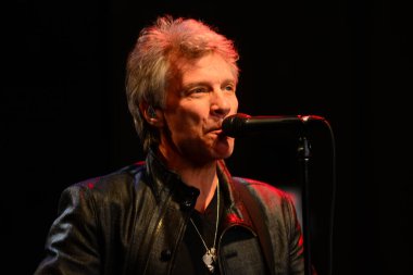 Şarkıcı Jon Bon Jovi, 5 Kasım 2016 'da St. Petersburg Florida' da Devlet Street Theater in Support of HIllary Clinton 'ın Başkan İhalesi' nde sahne alıyor.