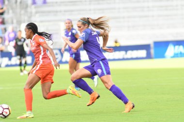Orlando Pride, 22 Nisan 2018 'de Florida, Orlando' daki Exploria Stadyumu 'nda Houston Dash' e ev sahipliği yaptı.. 
