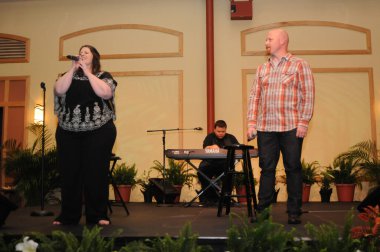 8 Nisan 2012 'de Orlando Florida' da yıllık Deniz Dünyasının Paskalya Gündoğumu Servisi.  