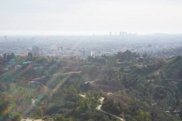 洛杉矶的山景 山间的道路和城市景观 — 图库照片