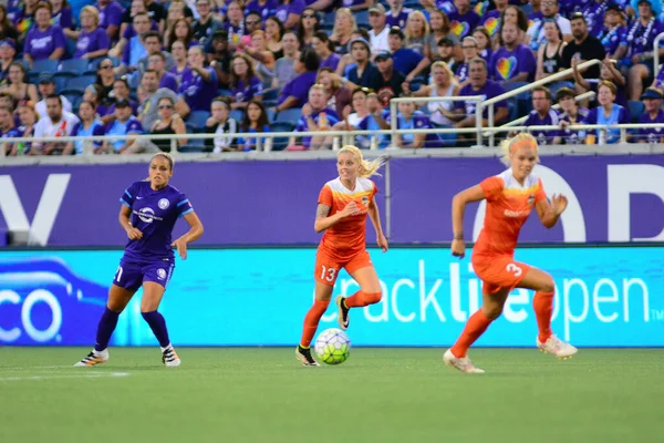Orlando Pride sunucusu Houston Dash 23 Haziran 2016 'da Orlando Florida' daki Dünya Kampı Stadyumu 'nda..