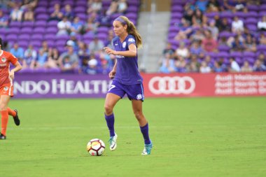Orlando Pride, 22 Nisan 2018 'de Florida, Orlando' daki Exploria Stadyumu 'nda Houston Dash' e ev sahipliği yaptı..  