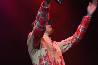 R & B Şarkıcısı Usher 12 Aralık 2014 'te Orlando Florida' daki Amway Center 'da sahne alacak..  