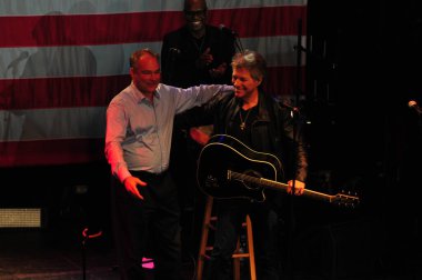 Şarkıcı Jon Bon Jovi, 5 Kasım 2016 'da St. Petersburg Florida' da Devlet Street Theater in Support of HIllary Clinton 'ın Başkan İhalesi' nde sahne alıyor.