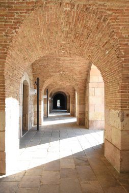 Kemer şeklindeki tuğla girişe bak