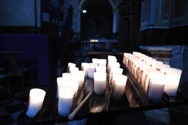 Kilisedeki alev mumlarına bak. 