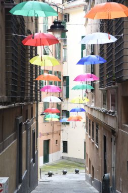 Cenova 'nın güzel şehrinde renkli şemsiyeler