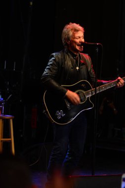 Şarkıcı Jon Bon Jovi, 5 Kasım 2016 'da St. Petersburg Florida' da Devlet Street Theater in Support of HIllary Clinton 'ın Başkan İhalesi' nde sahne alıyor.