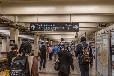 Yoğun zamanda New York metrosunun görüntüsü 