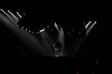 R & B Şarkıcısı Usher 12 Aralık 2014 'te Orlando Florida' daki Amway Center 'da sahne alacak..  