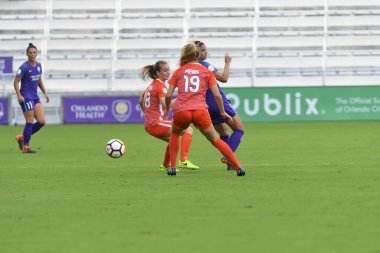 Orlando Pride, 22 Nisan 2018 'de Florida, Orlando' daki Exploria Stadyumu 'nda Houston Dash' e ev sahipliği yaptı..  